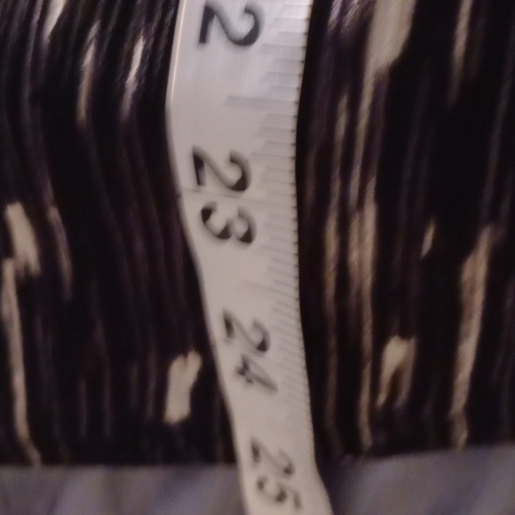 Vince silk black& white abstract print semi sheer blouse size Large - Picture 9 of 10